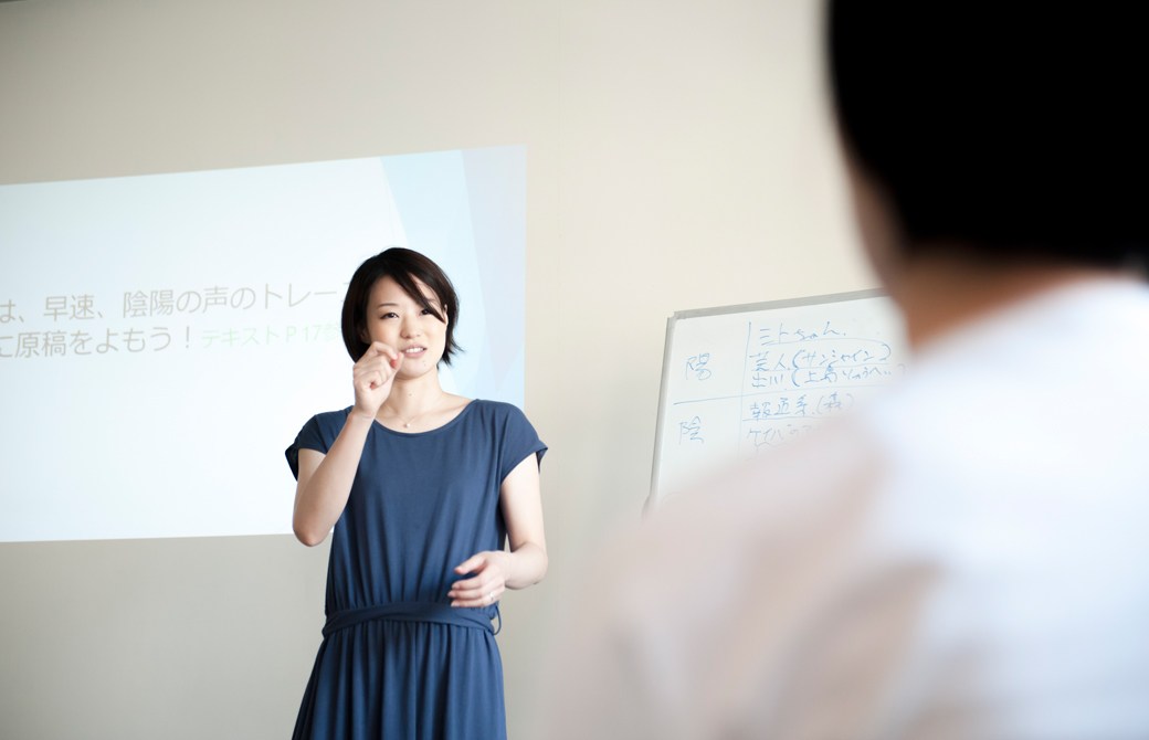 声・話し方をテーマにしたスキルアップヨガ講座:実践編 声・話し方をテーマにしたスキルアップヨガ講座:実践編 高橋淳子先生が生徒さんにアドバイスをしている様子