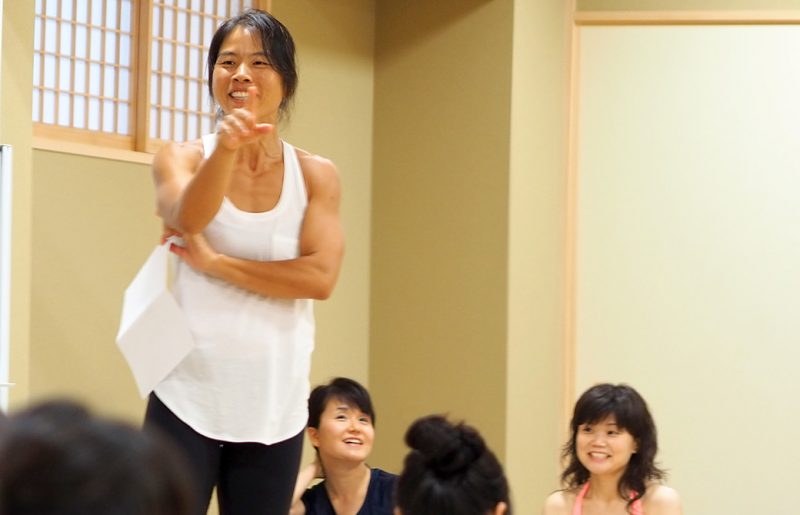 ヨーコ・フジワラのアシュタンガヨガ体験クラスでヨーコ先生が講義をしている