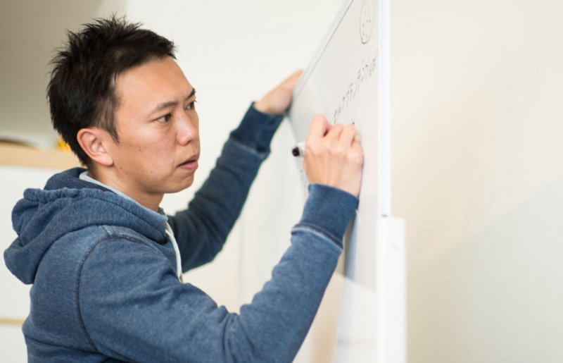 ヨガ指導者になる際は、どんなにヨガへの想いを強く、熱く持っていても、素晴らしい知識を持っていても、それを人に伝える(=アウトプット)力がないとそのヨガへの情熱は人に伝わる機会が少なくなってしまいます。そして日本人は自己主張が苦手な方が多いのも現実。 「ヨガインストラクターのみなさんの熱い想いを多くの人に届けて欲しい」、その願いを込めて本講座を開催しています。 「ビジネスなんて私にできるかしら・・?」と思った方も、いらっしゃるかもしれません。でも、絶対に大丈夫!断言します。ご自分の磨き方を学び考えればヨガ指導者としての魅力は必ず誰もが持っています。 自分のヨガ指導者としての魅力を改めて発見することになると思います。