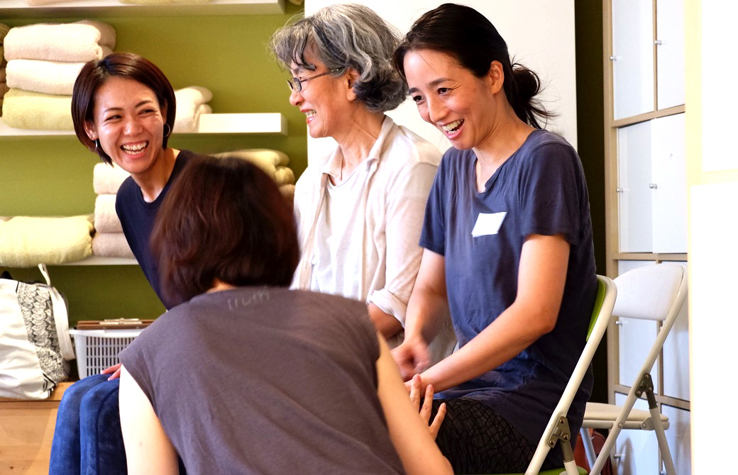 複数の生徒さんが椅子に座って微笑んでいる