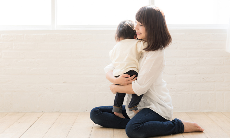 子供抱っこしている女性