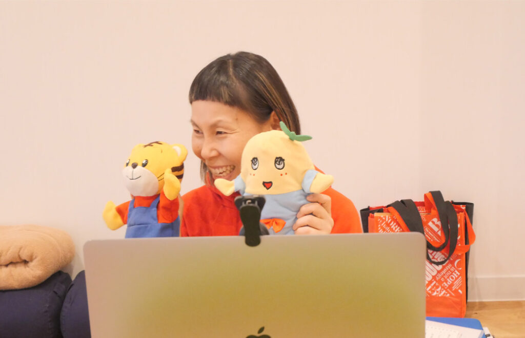 まり子先生が人形を使った講座をしている
