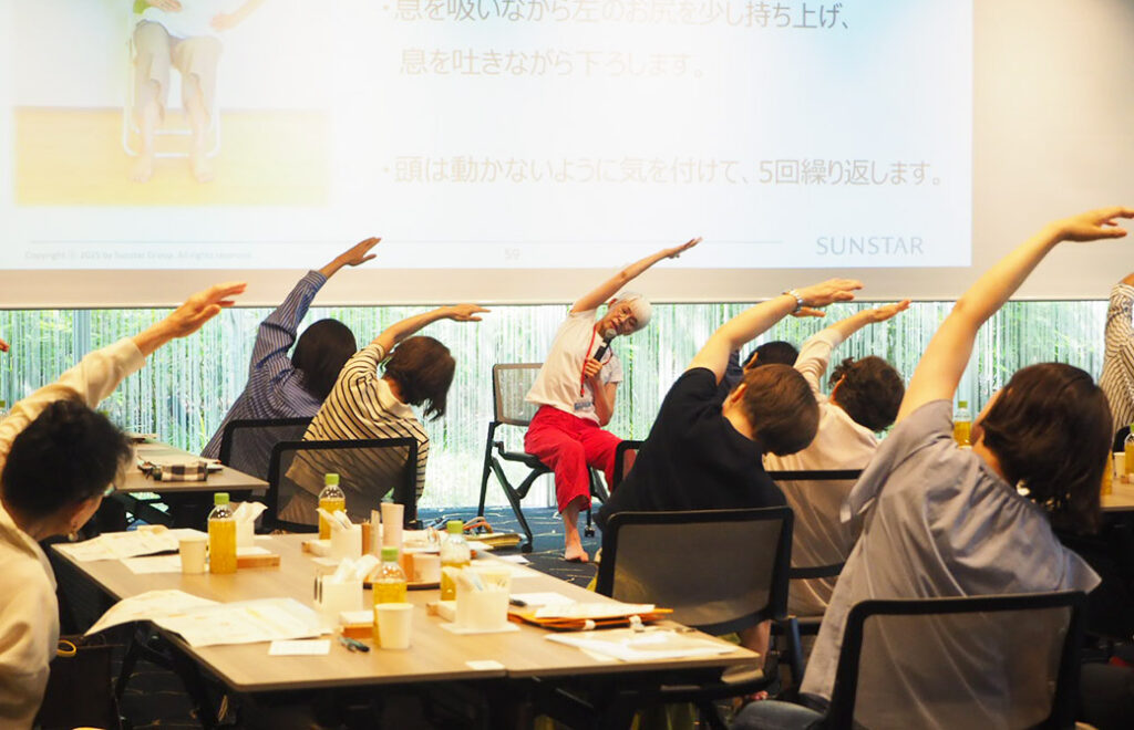サンスターのイベントでチェアヨガを教える中井先生