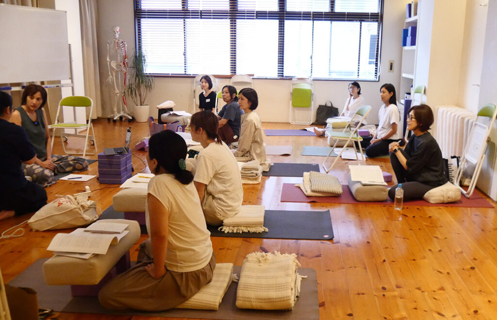 生徒さんの質問に答えている香先生