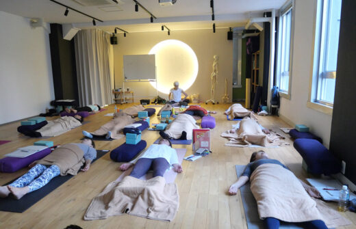 中井まゆみ先生のヨガニドラの様子