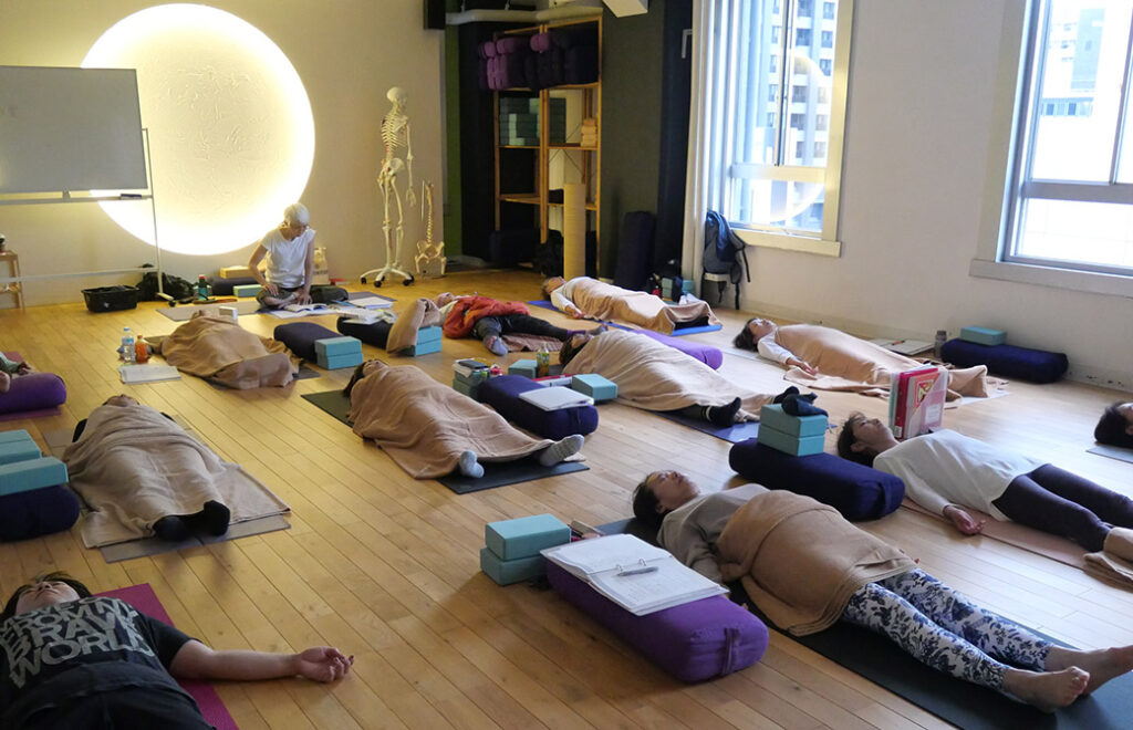 中井まゆみ先生のヨガニドラの様子