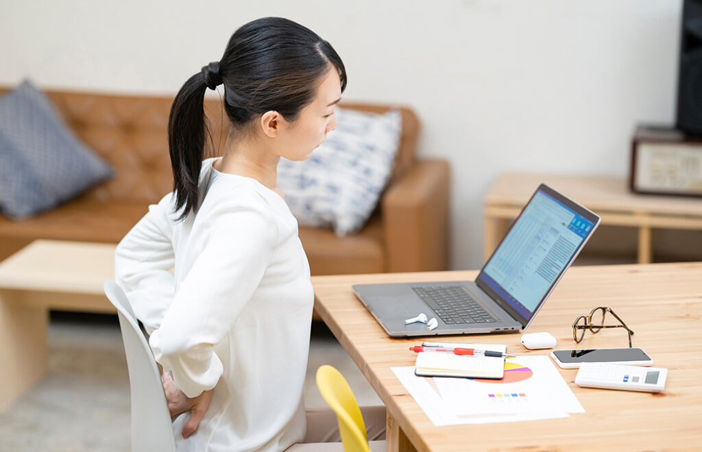 腰痛に悩む女性