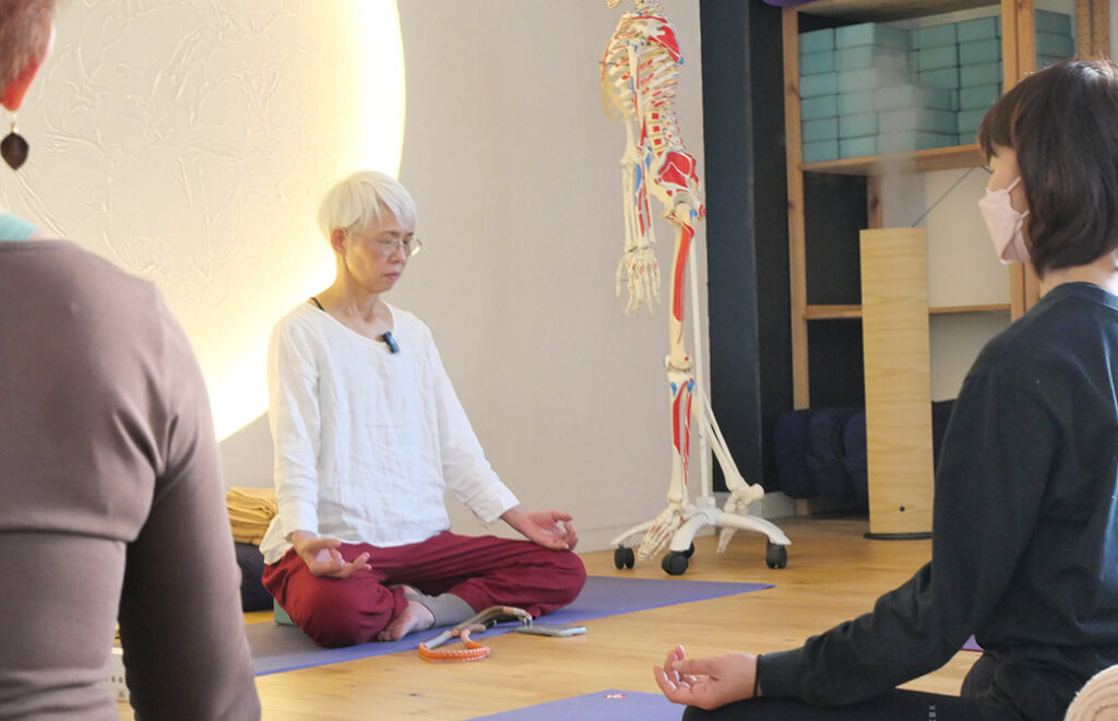 中井まゆみ先生の瞑想している様子