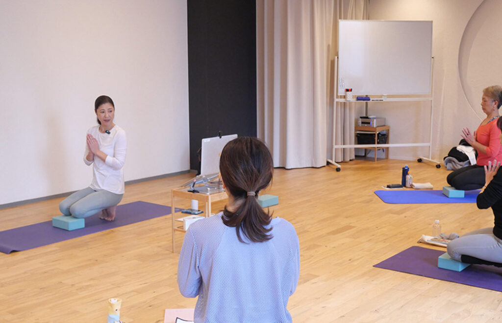 さやか先生の陰ヨガクラスの様子