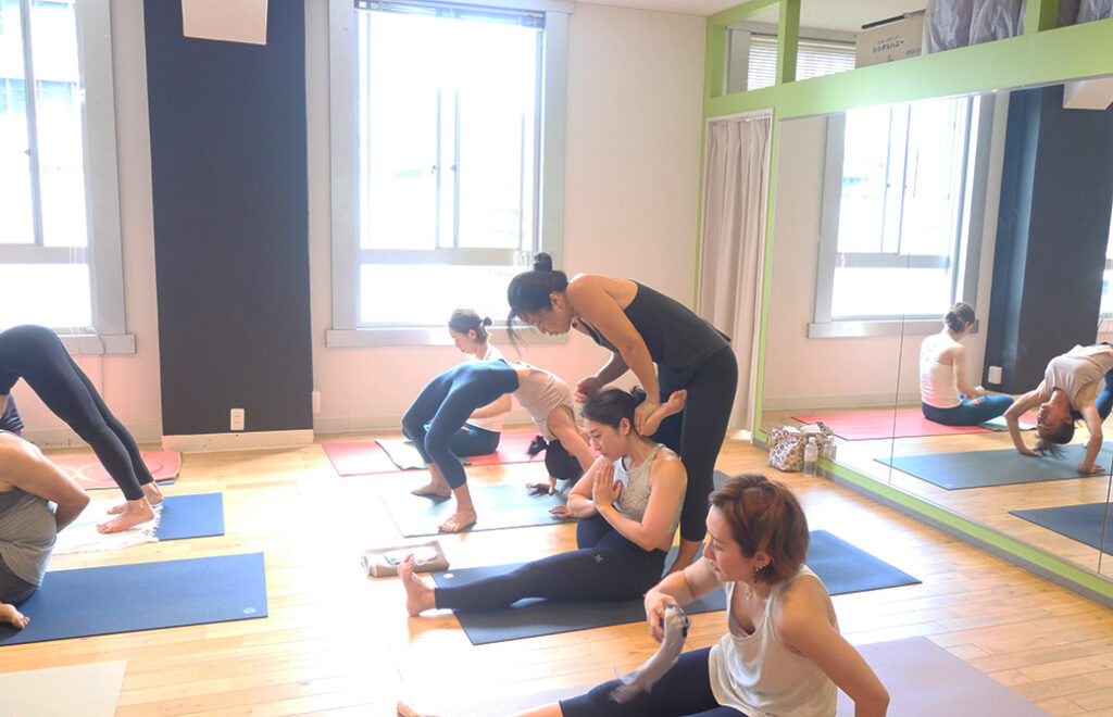 ヨーコ・フジワラがマイソールを教えている様子