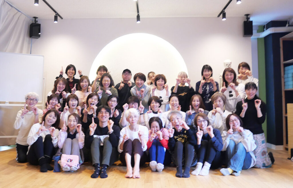 中井まゆみ先生の瞑想&哲学クラスの集合写真