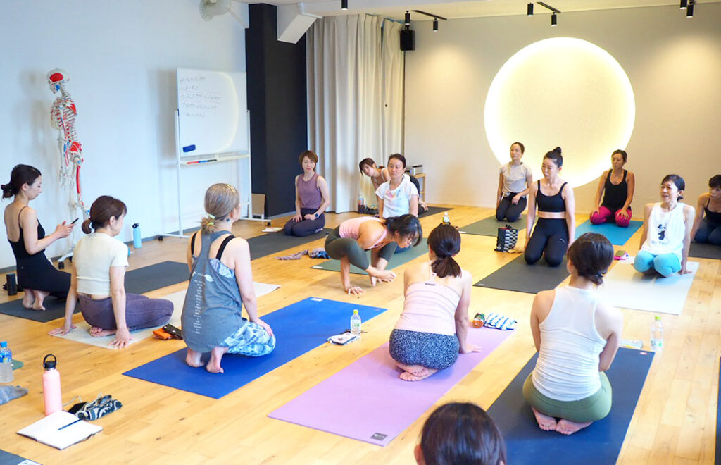 ヨーコ・フジワラによる逆転・アームバランスワークショップの様子